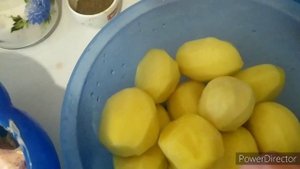 Запеченая курица на решетке над картошкой
