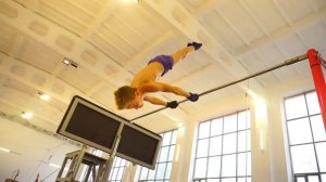 Одна тренировка гимнастов за несколько минут.