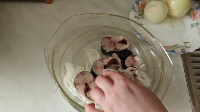 Малосольная скумбрия с луком.