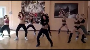 Девушки классно танцуют под крутую музыку