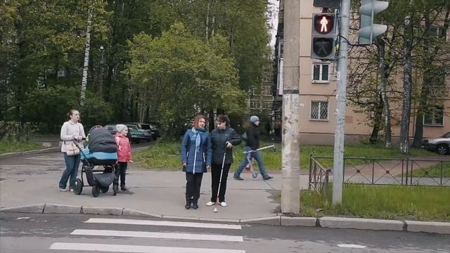 Как перевести незрячего через дорогу