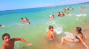 На море