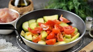 Куриное филе с кабачком на сковороде