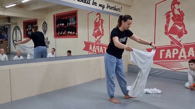 Лёгкий и быстрый способ для детей, как складывать ги для карате (кимоно) смотреть онлайн