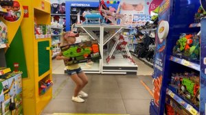 МАГАЗИН ИГРУШЕК - Маленькая Вера влог - выбираем и покупаем игрушки