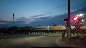 А Вы видели идеальный состав грузового поезда на железнодорожном  переезде?! сколько вагонов???