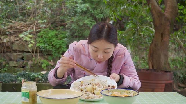 嬢嬢給兩節臘香腸，小雨做臘肉箜飯，配著泡菜，兩人吃嗨了！ 【市民朱小雨】