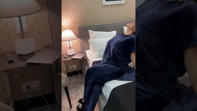 Велюровый комплект-тройка из футболки, халата и брюк смотреть онлайн