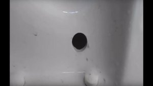 Зачем бывалые дачники сверлят дырку в унитазе?