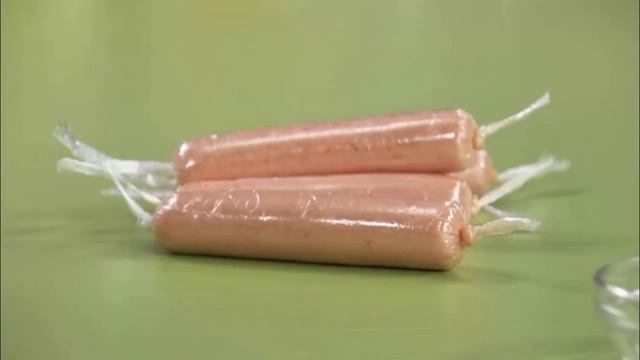 Домашние сосиски и гречневая каша с помидорами [Детская кухня, рецепт] смотреть онлайн