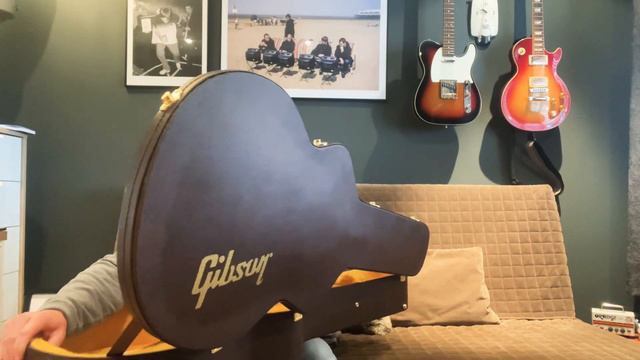Noel Gallagher Signature Gibson J-150 Unboxing смотреть онлайн