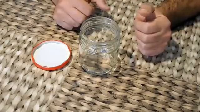 Как просто открыть винтовую крышку банки ?? #топ #россия #банка #крышка