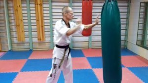 Прямые удары основанием ладони.