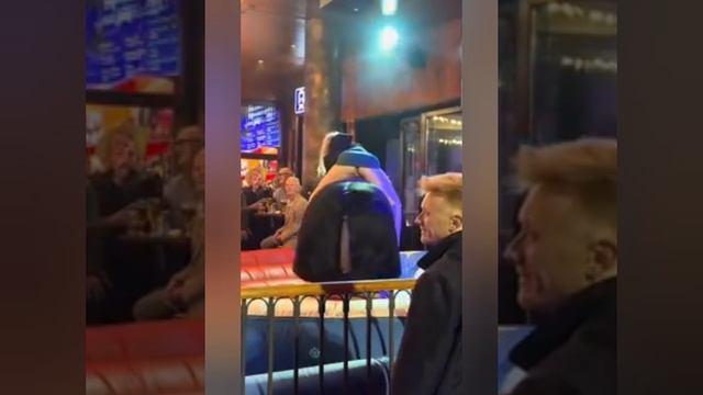 Наездница в узких стрингах на аттракционе "БЫК".