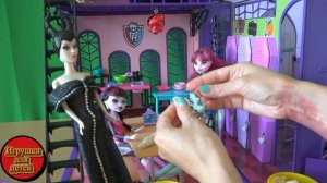 Видео с куклами Monster High Малефисента учит девчонок готовить пельмени из теста Плей До