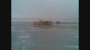 Бердянск,азовское море,зима,лед и рыбаки на катерах!!!