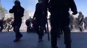 Parigi, tre poliziotti arrestano il giornalista