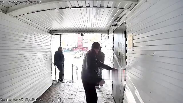 пьяный мужик вырубил женщину а потом его вырубили  есть мат