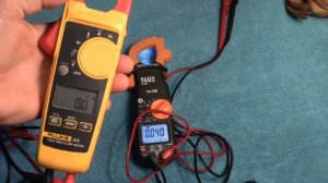 Fluke 325 vs Klein CL2000 TRMS AC DC Clamp Meter Comparison