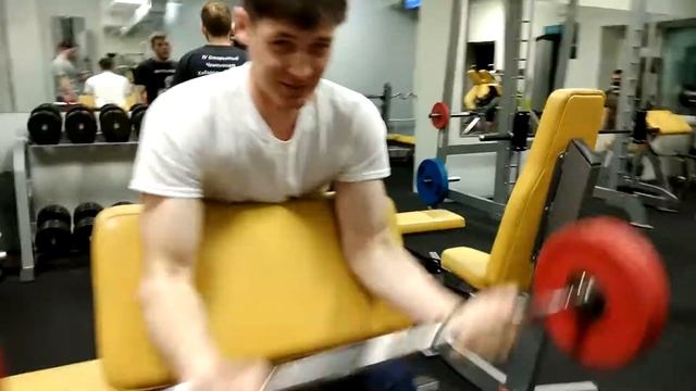 Подъём на бицепс на скамье с гнутым грифом 29кг смотреть онлайн