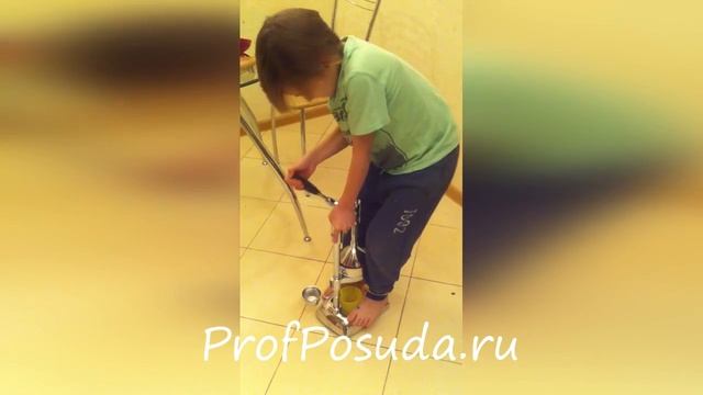 Выжимаем гранат механической соковыжималкой прессом смотреть онлайн