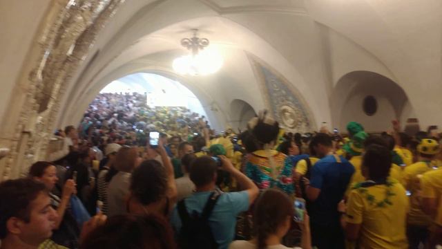 Brazil's fans in the subway. Пробка из болельщиков Бразилии в метро. смотреть онлайн