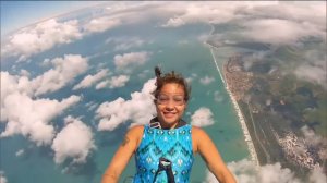 Девушка прыгает без парашюта 
