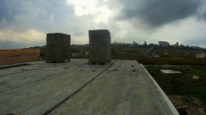 Монтаж плит перекрытия на стены второго этажа в доме из газобетона.