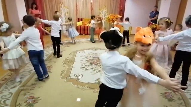 Полька тра-ла-ла. Что нам осень принесла. Старшая группа.