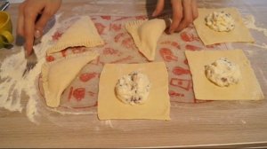 Слойки с творогом и изюмом из слоеного дрожжевого теста