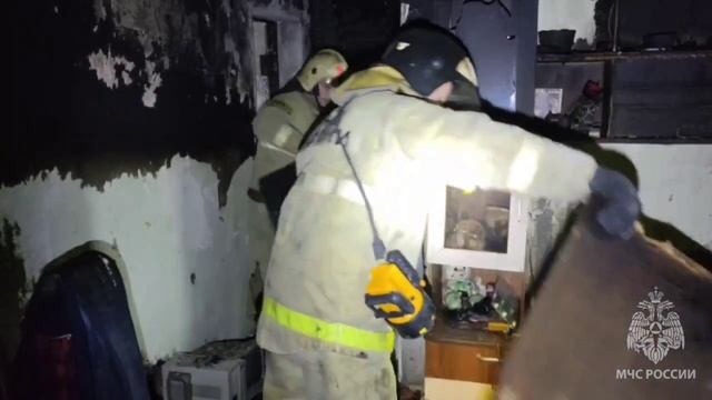 Пожарно-спасательные подразделения ликвидировали пожар в квартире на улице Кирова в Смоленске