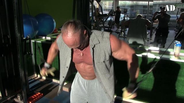 Секрет накачки огромной груди бодибилдинг фитнес смотреть онлайн