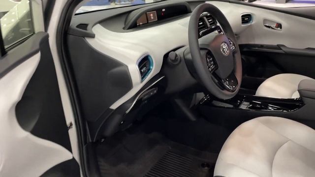 Toyota Prius Hybrid XLE AWD - Exterior & Interior смотреть онлайн