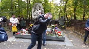 СЕРГЕЙ ЕСЕНИН "На московских изогнутых улицах умереть, знать, сулил мне бог"