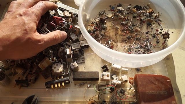 Подробный обзор "клада на обочине". Ценные радиоэлементы из СССР. смотреть онлайн