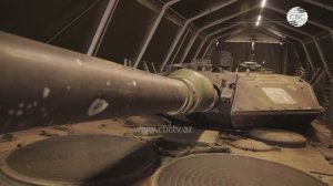 Трофейный немецкий танк Leopard 2A5 ремонтируют наши бойцы