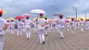 Активные благовещенки серебряного возраста надевают красные кепки, чтобы зажечь улыбки на набережной