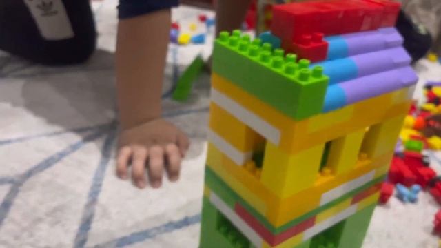 Домик из конструктура. Детские игрушки. смотреть онлайн