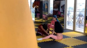 ДЕВУШКА МАСТЕР СПОРТА притворяется НОВИЧКОМ в ЗАЛЕ | ПРАНК НАД ТРЕНЕРОМ | PRANK