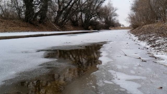 Шум ветра в низине реки. Треск льда.
