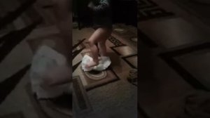 Айлина учиться памперс надевать.