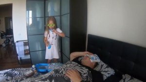 Лера доктор лечит папу. | Lera doctor heals dad.