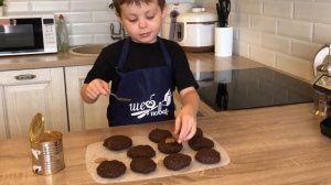 Пирожное "Картошка" с начинкой из вареного сгущеного молока.