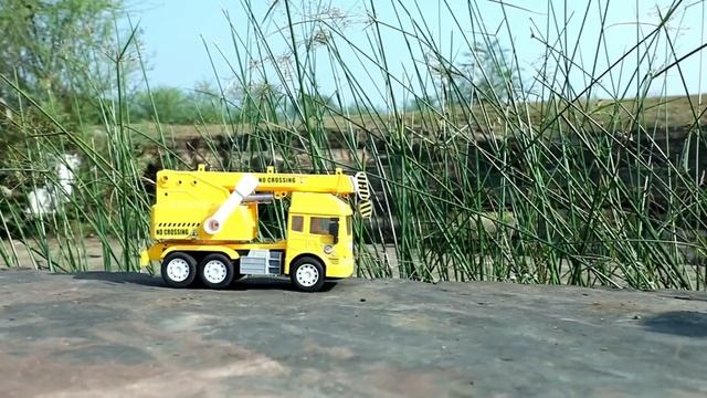 Спасение красного трактора из реки смотреть онлайн