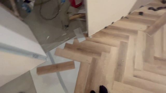 Укладка кварц винила ёлочкой/ монтаж плинтуса .Отделка панельки . Часть 10. смотреть онлайн