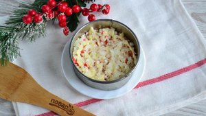Cлоеный салат с крабовыми палочками и ананасом