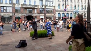 Ретро-пара танцует на Невском проспекте - 21.07.2019