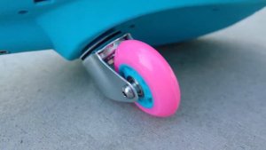 По городу на двухколесном скейте RAZOR RipStik Bright