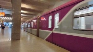 81-717.5Б прибывает в то время как 81-760Б убывает на станции Ази Асланов