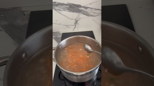 Быстрый куриный суп с яйцом.Когда мульти,тогда вкусно#мультикухня #вкуснаяеда#легкийсуп#куриныйсуп